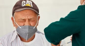 Vacunación contra COVID-19 a adultos mayores: en el primer día se aplicaron al menos 23,369 dosis