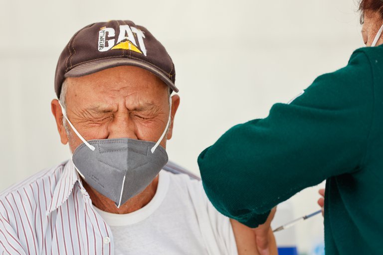 Vacunación contra COVID-19 a adultos mayores: en el primer día se aplicaron al menos 23,369 dosis