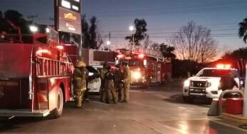 Por usar su celular mientras cargaba combustible, incendió su camioneta en una gasolinera de Guanajuato
