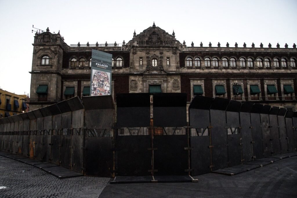 Blindado como anticipando una guerra: la dura imagen de Palacio Nacional a cuatro días del Día Internacional de la Mujer