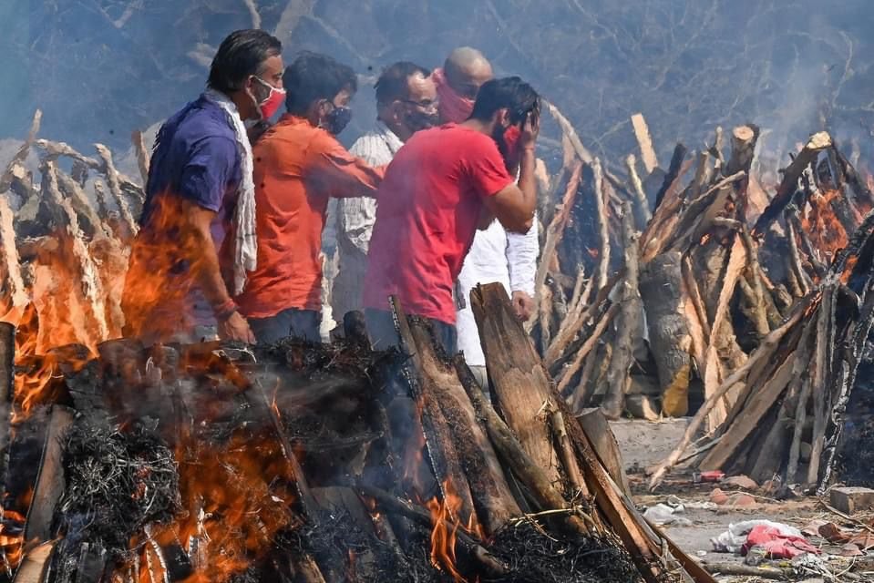 Crisis de COVID en la India: En Nueva Delhi los crematorios están saturados