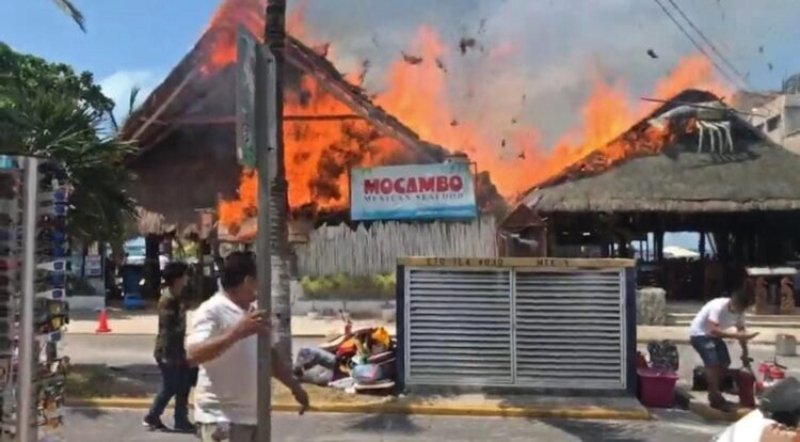 Incendio en Isla Mujeres consume tiendas y restaurantes