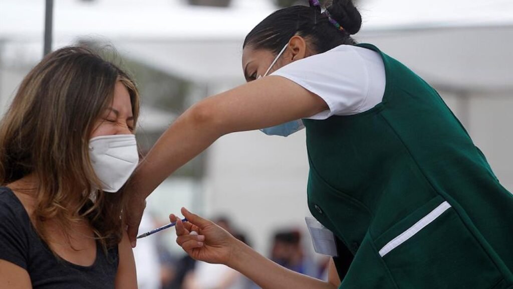 Habilitan registro de vacunación contra COVID-19 para mayores de 30 años en todo el país