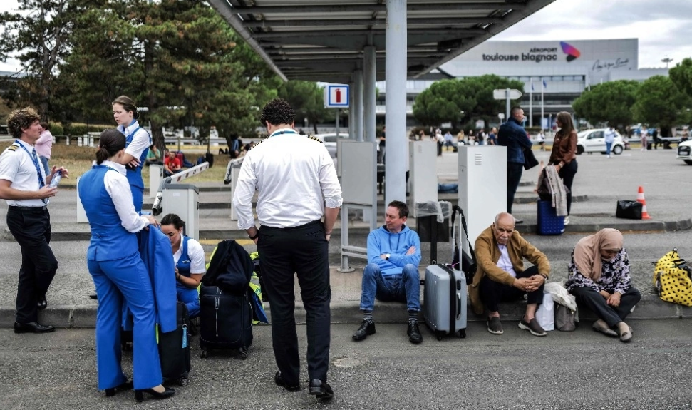 Por amenazas de atentado a 14 aeropuertos en Francia, han sido desalojados 8