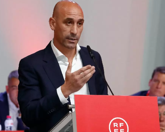 El expresidente de la Federación Española de Fútbol Luis Rubiales es suspendido por 3 años de toda actividad relacionada con el futbol, sospechoso de agresión sexual.