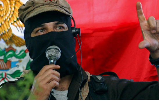 El SubComandante Marcos lider del Ejercito Zapatista, nombrado como Galeano en el 2014, muere simbolicamente para dar paso a relevos generacionales.