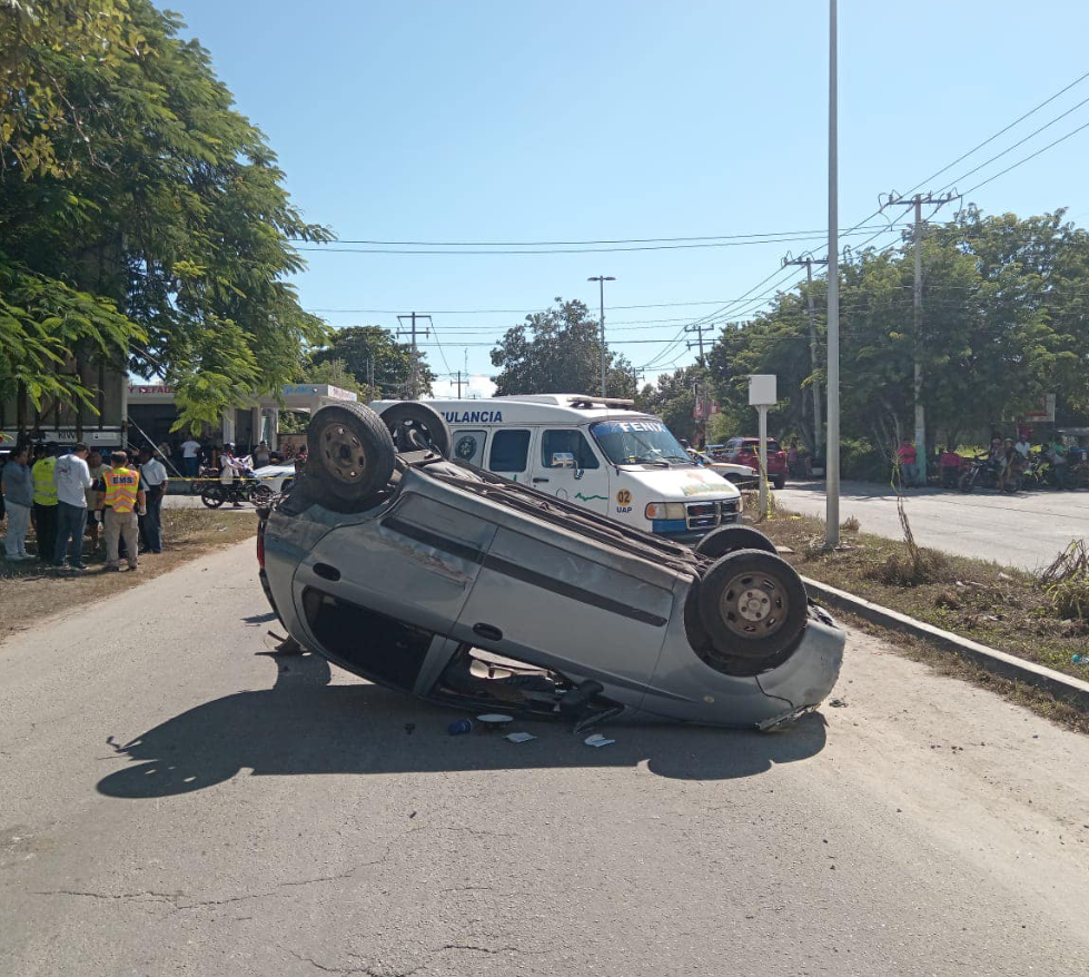 Se vuelca un matis en la ciudad de Chetumal