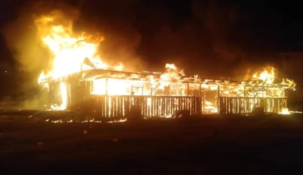 Incendian cabaña en Texcaltitlán; Familia Michoacana la usaba como bar y punto de halconeo