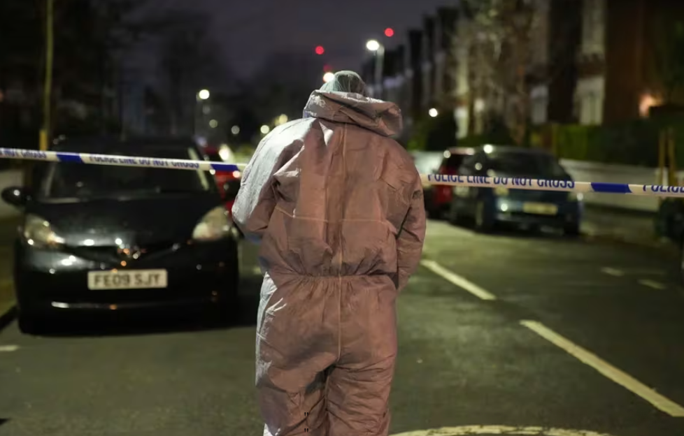 Ataque con Sustancia Corrosiva en Londres: Sospechoso en Fuga y Familia Hospitalizada