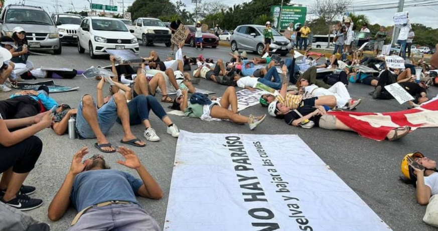 Ambientalistas Bloquean Carretera Federal en Playa del Carmen en Protesta por el Tren Maya