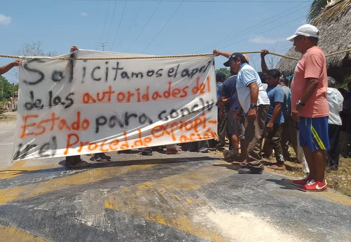 “Ejidatarios de Felipe Carrillo Puerto bloquean carretera en demanda de pago por tierras para el Tren Maya” Les Prometieron una Resolución para este Miércoles