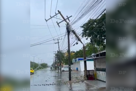 Vientos de ‘Beryl’ provocan la caída de poste en Playa del Carmen