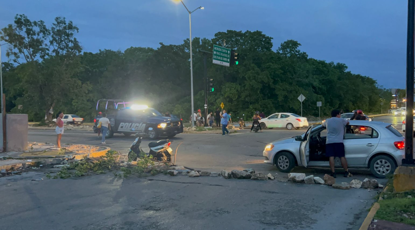 Vecinos Bloquean Avenida Lilis en Playa del Carmen por Prolongado Apagón