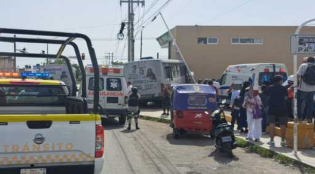 Accidente en Cancún: Autobús de Autocar Impacta Contra Muro de Gasolinera; 32 Personas Resultan Lesionadas