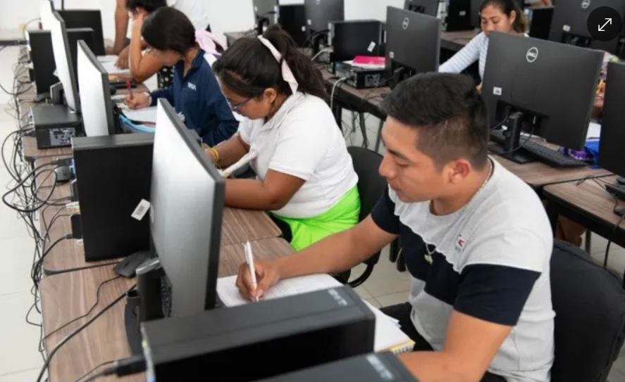 Transformando la Educación: Isla Mujeres Subsidia Computadoras para Estudiantes de Nivel Medio Superior