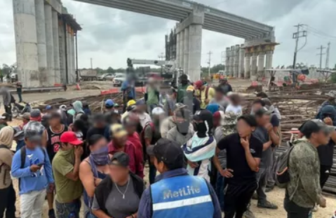 Trabajadores del Tren Maya Bloquean Carreteras en Chetumal por Adeudos Salariales