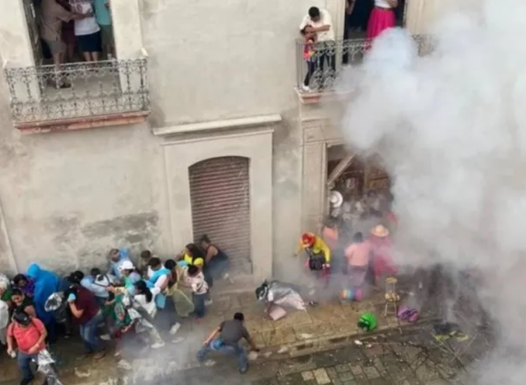 Explosión de Pirotecnia Deja Siete Heridos Durante el Desfile de Delegaciones en la Guelaguetza