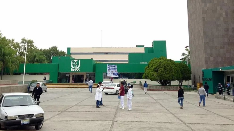 Joven da a luz en baños de clínica del IMSS en Saltillo: Incidente genera controversia