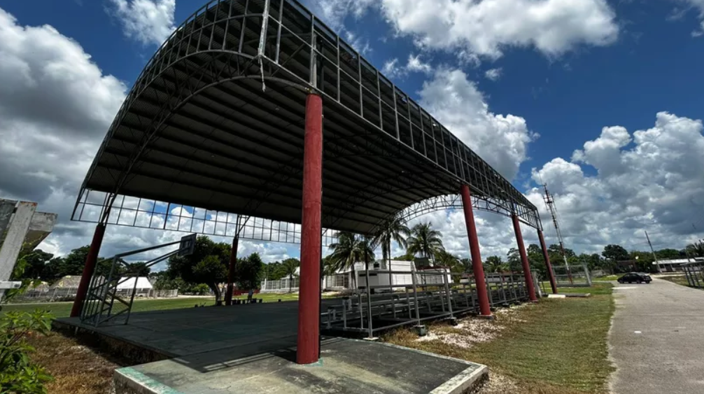 “Habitantes de Chancah Veracruz en Felipe Carrillo Puerto, exigen atención urgente al deteriorado domo deportivo de su comunidad”