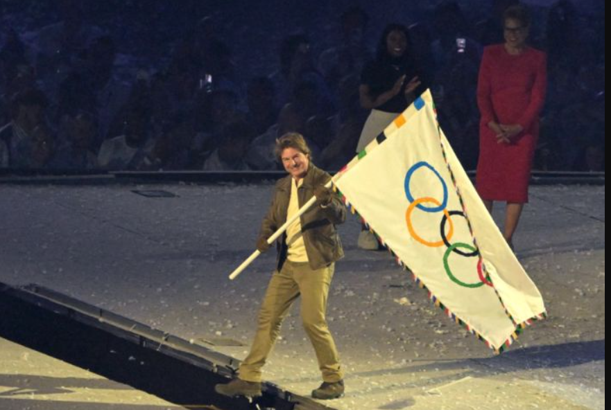 Tom Cruise Brilla en la Clausura de los Juegos Olímpicos París 2024 con un Espectacular Lanzamiento desde el Estadio de Francia.