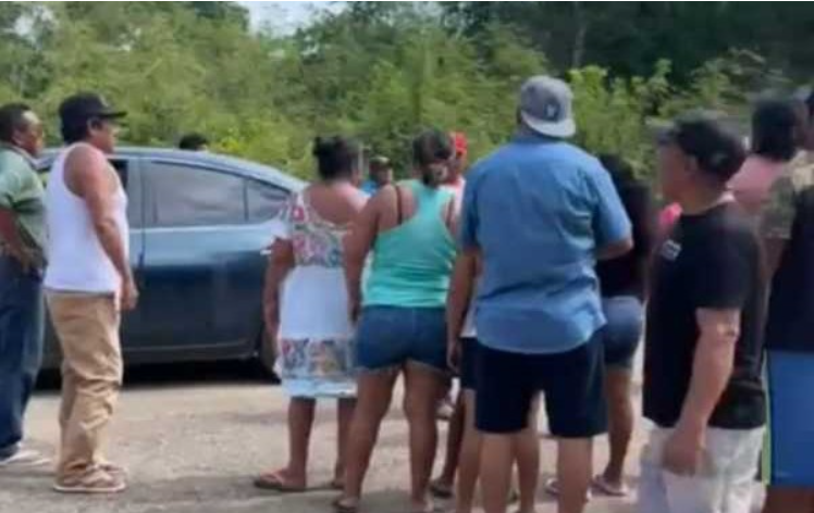 Pobladores de Sabán retienen a presunto ingeniero de la CFE durante bloqueo carretero por fallas en el suministro eléctrico.