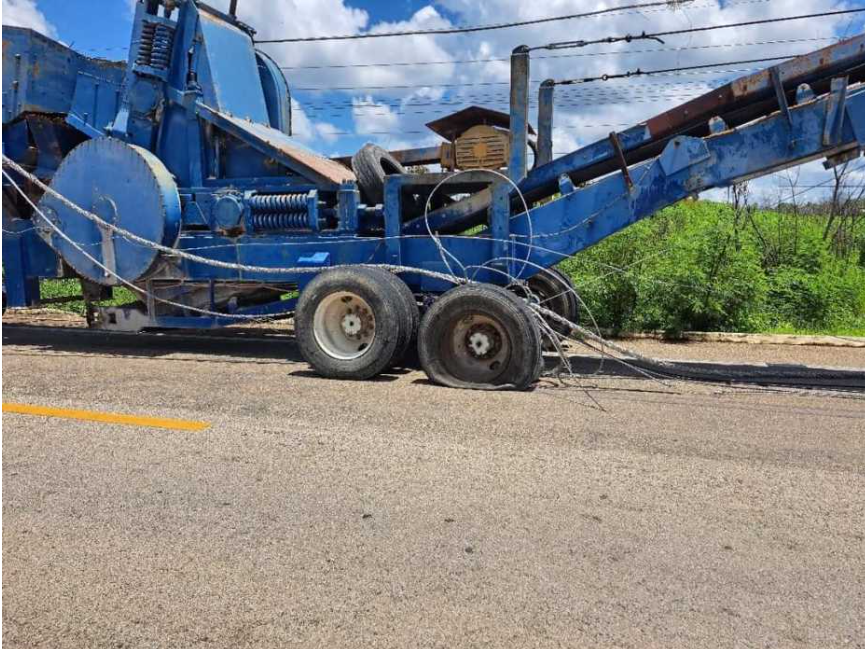 Maquinaria Pesada Derriba Postes y Deja sin Luz a Comunidades en la Carretera Federal 184.