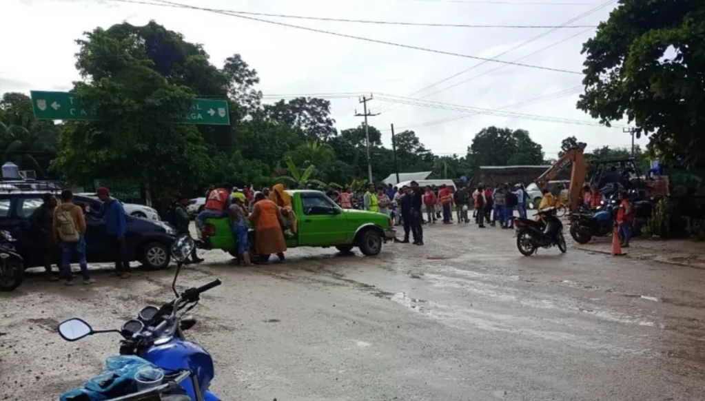 Habitantes de Limones bloquean acceso a la estación del Tren Maya en protesta por incumplimiento de acuerdos.