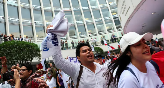 “Manifestantes irrumpen en el Senado durante debate sobre reforma judicial: sesión suspendida indefinidamente”