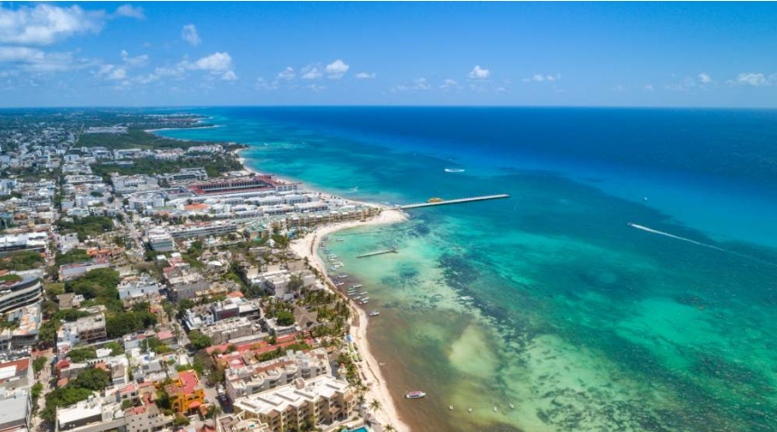 Alerta de recale atípico de alga roja en algunas playas de Solidaridad durante el fin de semana largo