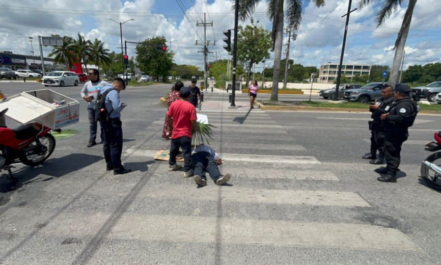 Accidente en Playa del Carmen: combi no respeta alto y colisiona con motociclista.