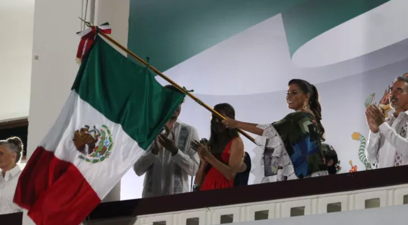 Mara Lezama encabeza emotivo Grito de Independencia ante miles en Chetumal