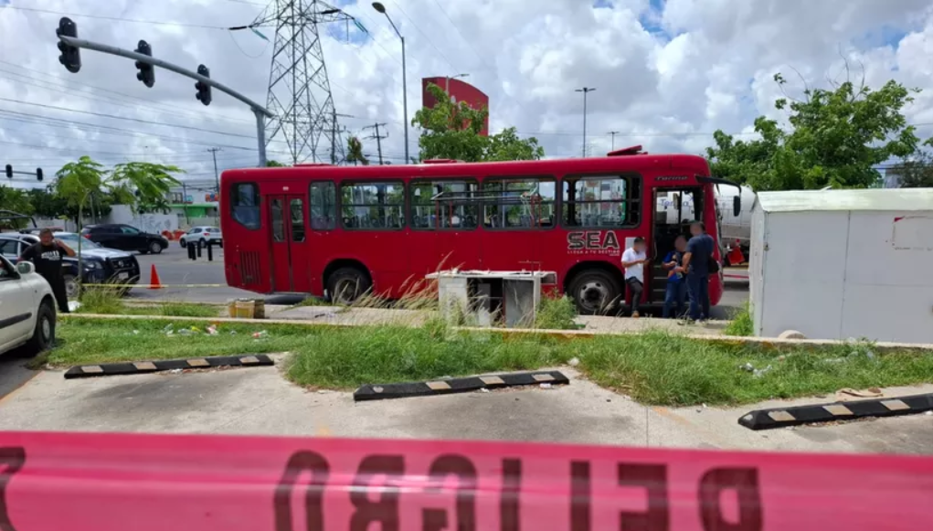 Bombero fallece en autobús tras participar en desfile cívico militar en Cancún.