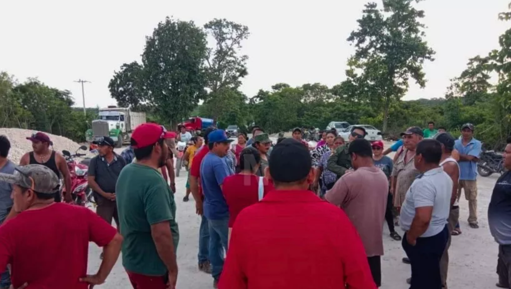 Bloqueos carreteros en Quintana Roo causan pérdidas millonarias, afectando comercio y producción.