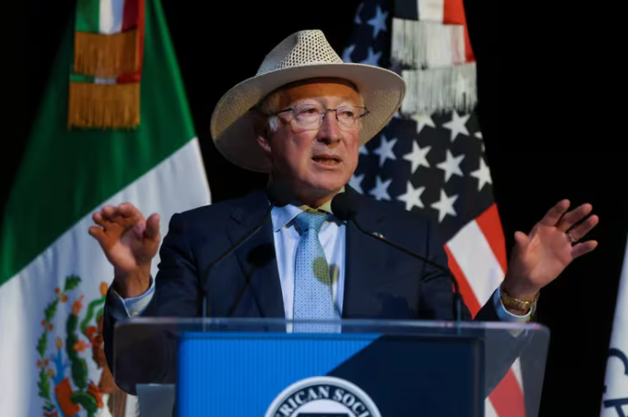 Ken Salazar niega corresponsabilidad de Estados Unidos en la violencia en Sinaloa tras arresto de “El Mayo” Zambada