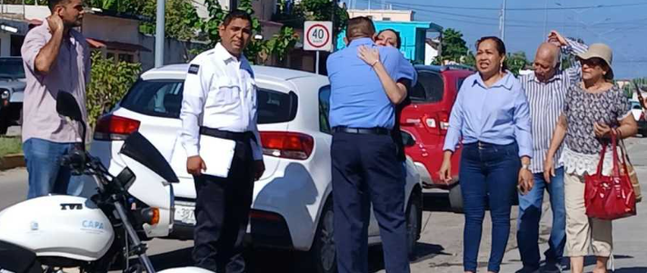 Funcionaria del sector salud atropella a motociclista en la capital; queda detenida por Tránsito