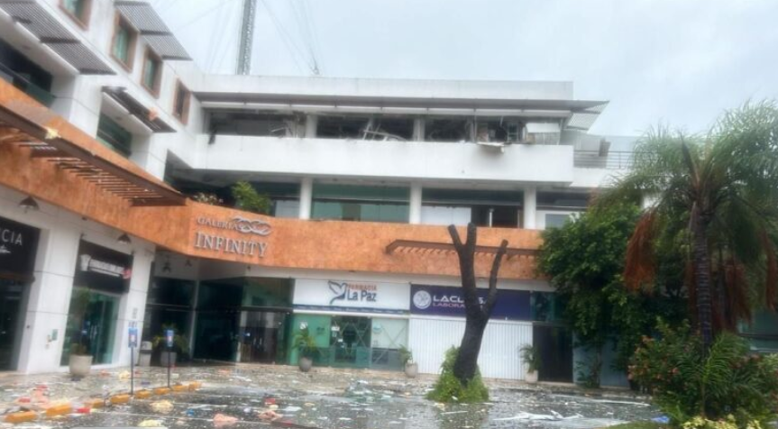 Explosión por fuga de gas causa cuantiosos daños en Plaza Infinity durante el huracán “Helene”.