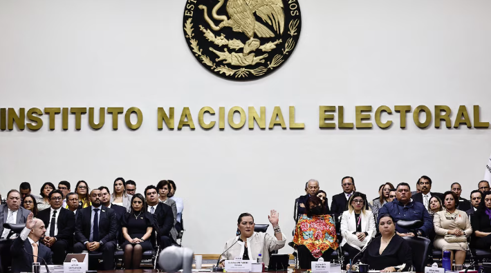 “Tribunal Federal Ordena al INE Detener Elección de Jueces Tras Reforma Judicial de AMLO”.