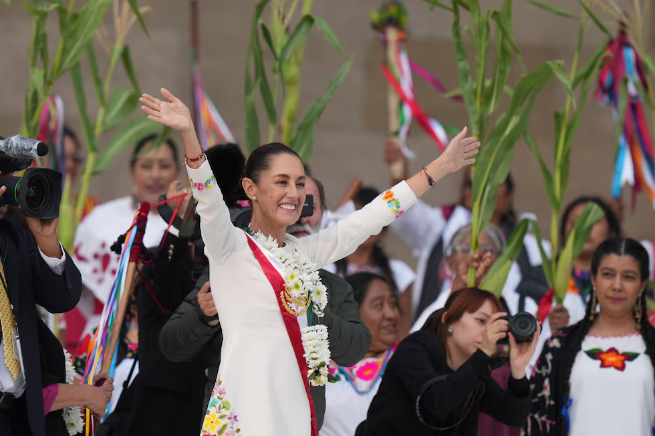 “Claudia Sheinbaum Recibe el Bastón de Mando y Presenta sus 100 Compromisos para México”