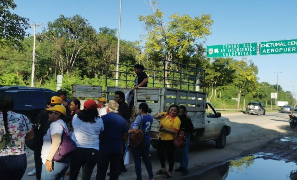 Familiares bloquean carretera Chetumal-Huaypix exigiendo la localización de 4 trabajadores desaparecidos en Bacalar