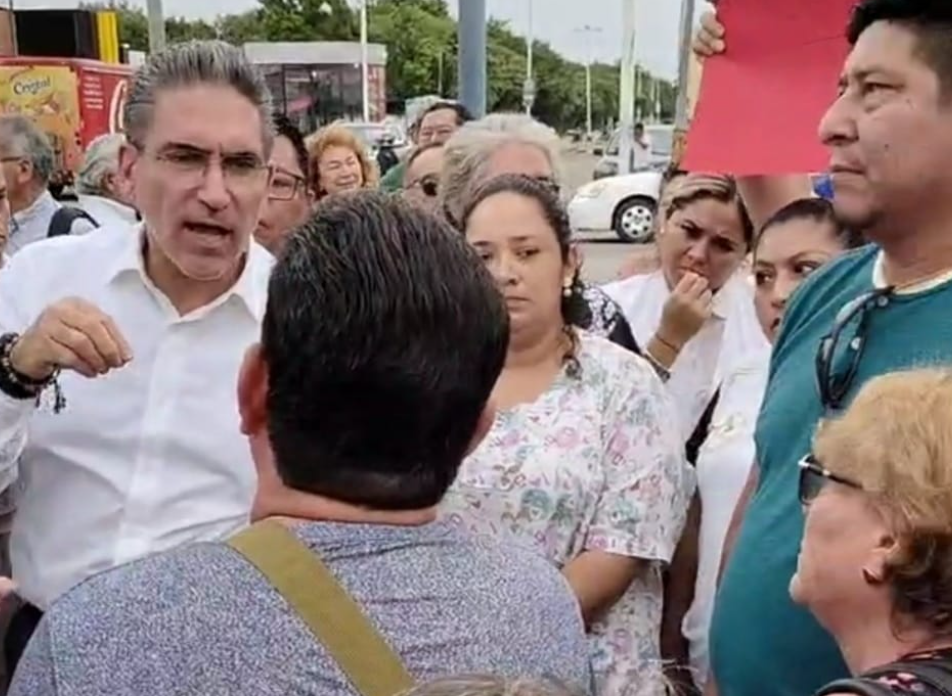 Trabajadores y derechohabientes del ISSSTE bloquean avenida en Chetumal; exigen solución a crisis en clínica