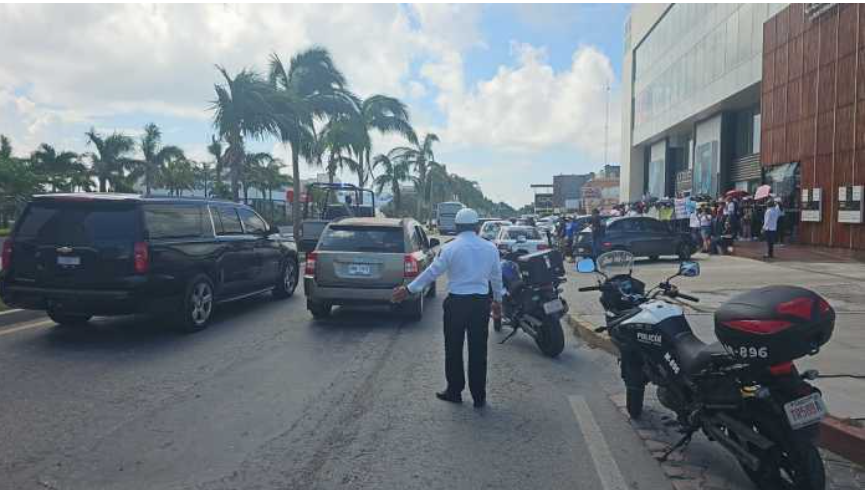 Manifestación de trabajadores del Poder Judicial bloquea vialidades en la Zona Hotelera de Cancún