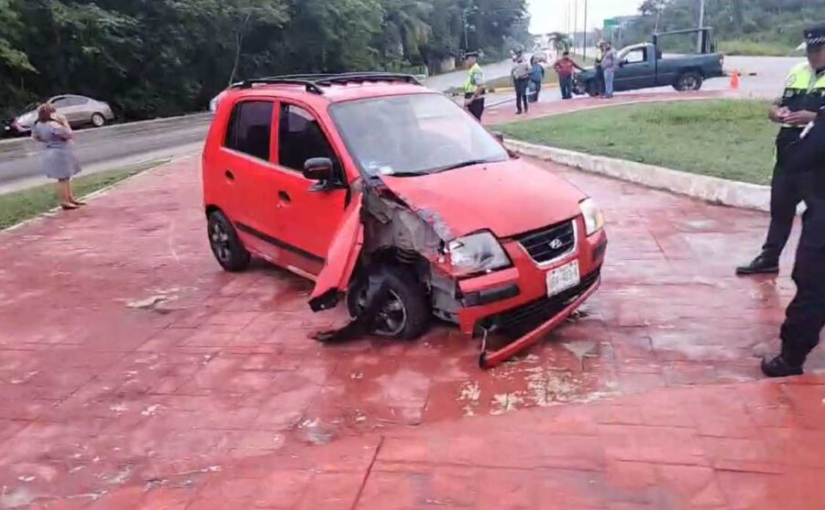 “Automóvil Derriba Poste y Termina en Explanada del Monumento al Mestizaje en Chetumal”