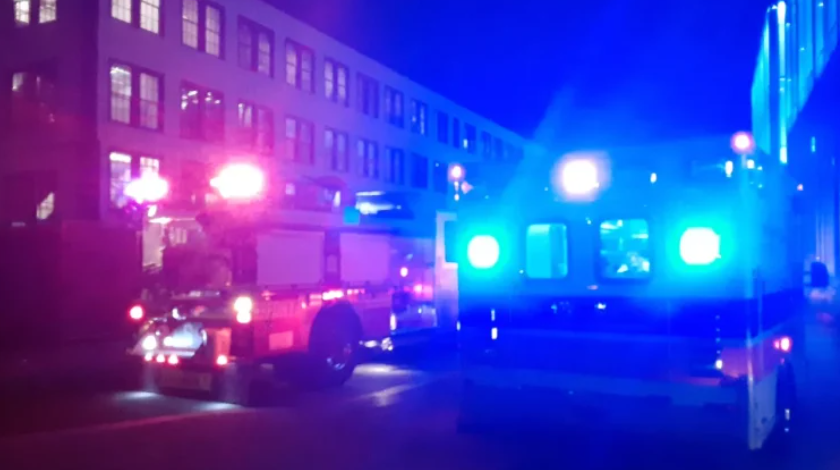 “Tiroteo en Club Nocturno de Queens Deja 11 Heridos: NYPD Busca Responsables”