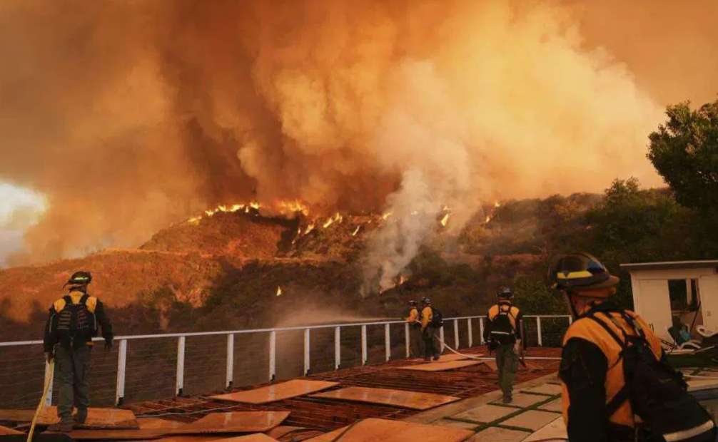 Incendios forestales en Los Ángeles: Crisis por vientos extremos y devastación humana