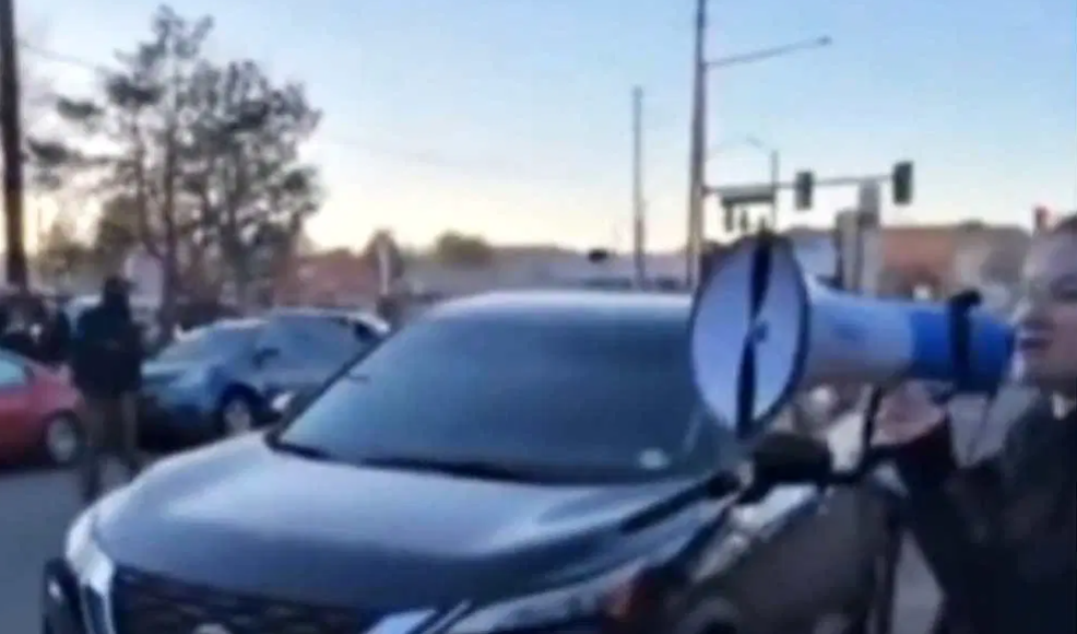 Mujer en Denver se enfrenta a redadas migratorias y se vuelve viral por ayudar a latinos