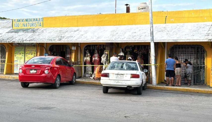 Ejecución en Cancún: Sicario ataca a hombre en local de esoterismo y huye a pie