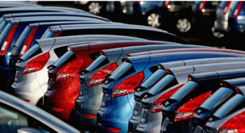 Trump pospone aranceles del 25% a autos de México y Canadá por un mes